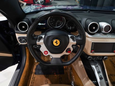 Used 2016 Ferrari California T RWD image 11