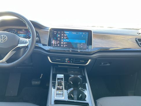 Used 2025 Volkswagen Atlas SE w/ Black Wheel Package image 27