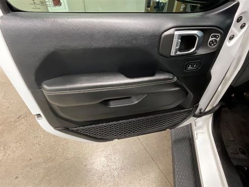Used 2018 Jeep Wrangler Unlimited Sahara AWD/4WD image 9
