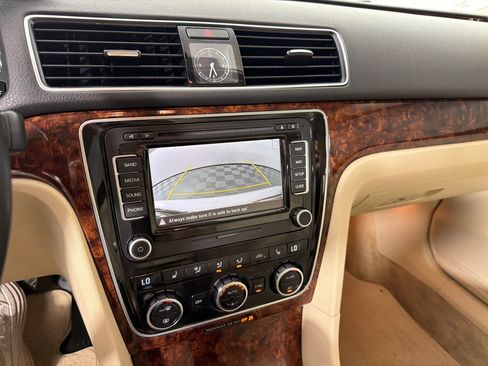 Used 2013 Volkswagen Passat TDI SEL Premium image 17