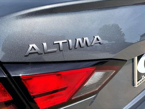 Used 2025 Nissan Altima 2.5 SV FWD image 24