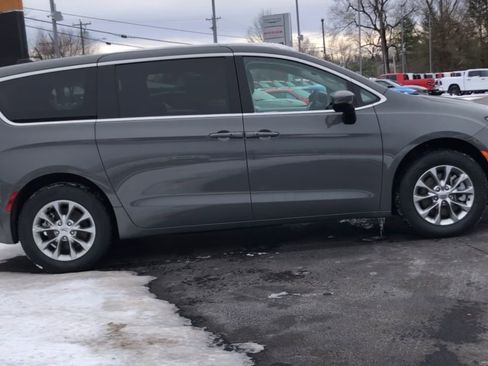 Used 2023 Chrysler Pacifica Touring-L image 9