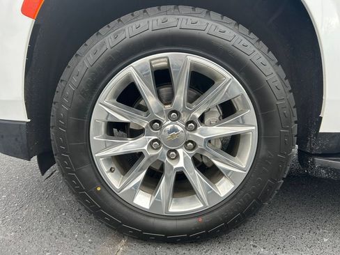 Used 2023 Chevrolet Suburban Premier image 9