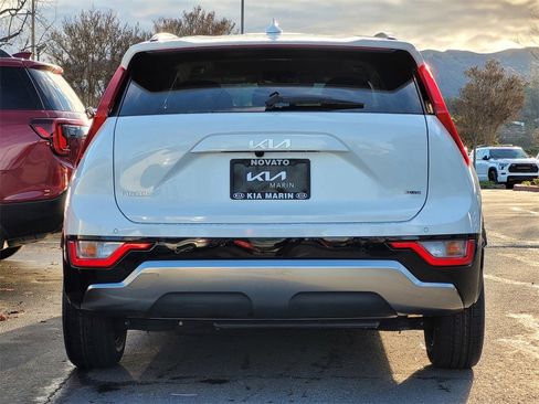 Used 2023 Kia Niro SX image 7