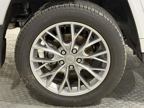 Certified 2024 Jeep Grand Cherokee Summit w/ Luxury Tech Group V image 8