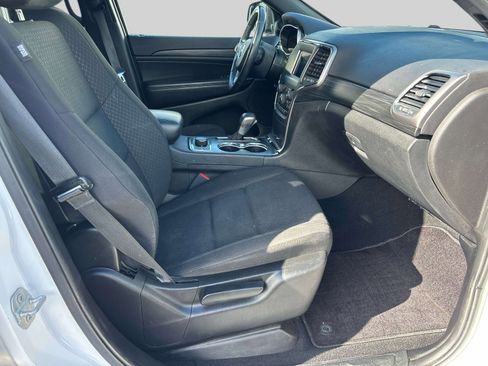 Used 2019 Jeep Grand Cherokee Laredo AWD/4WD image 15