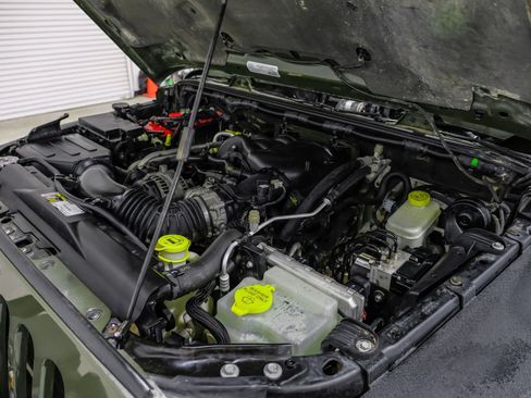 Used 2015 Jeep Wrangler Unlimited Sahara w/ Connectivity Group image 51