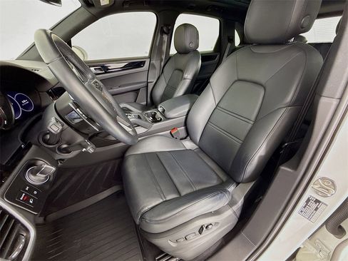 Certified 2023 Porsche Cayenne image 5