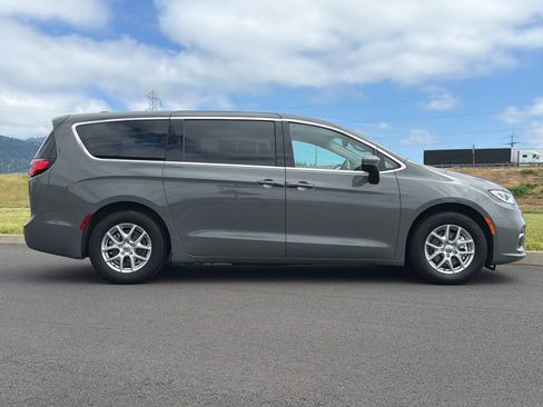 Used 2023 Chrysler Pacifica Touring-L FWD image 2