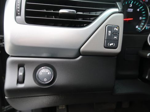 Used 2018 Chevrolet Suburban LT image 16