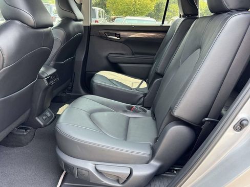 Used 2025 Toyota Highlander Limited AWD/4WD image 18