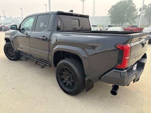 Used 2025 Toyota Tacoma SR5 AWD/4WD image 5