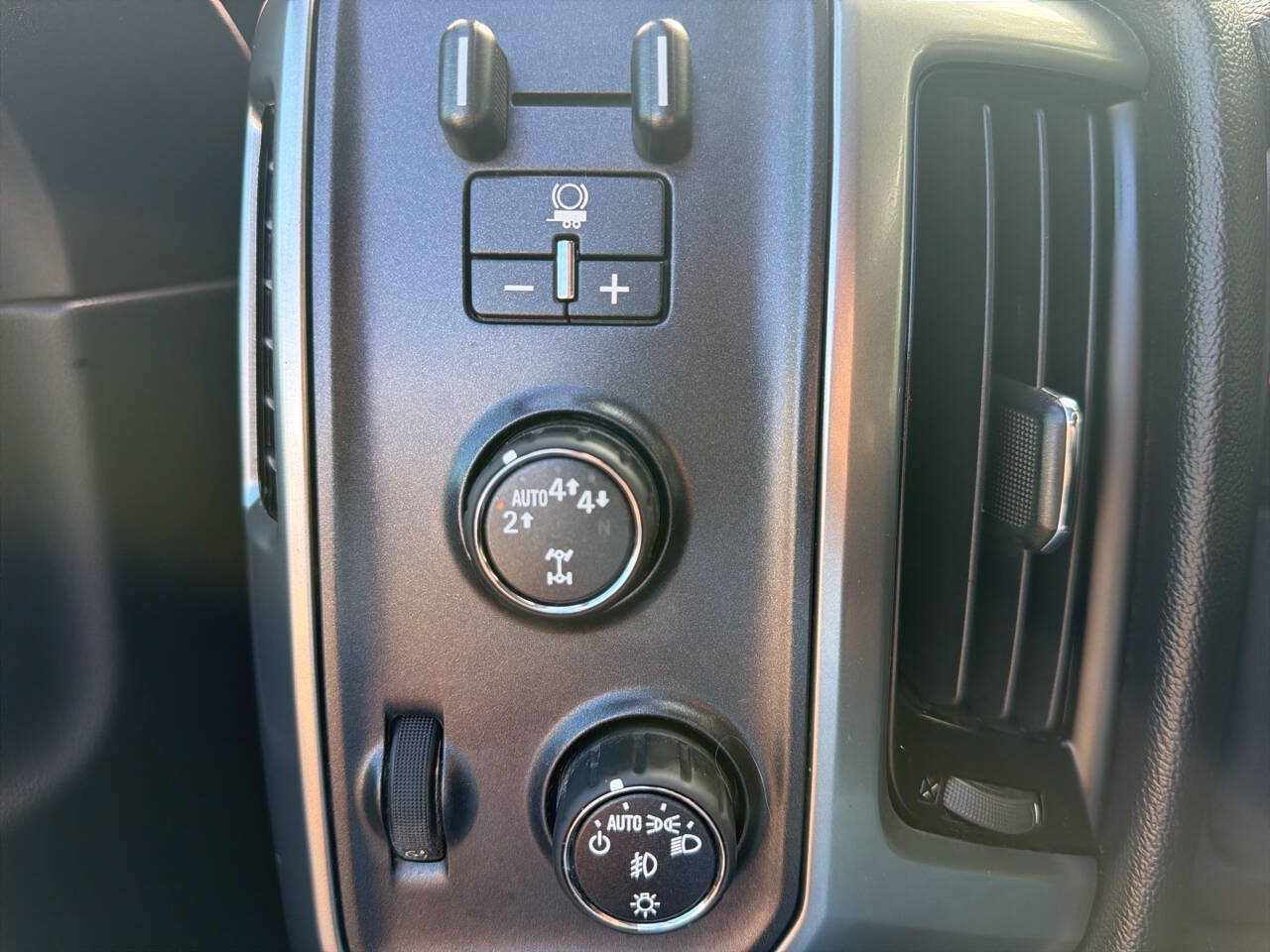 Used 2017 Chevrolet Silverado 1500 LT w/ All Star Edition AWD/4WD image 35