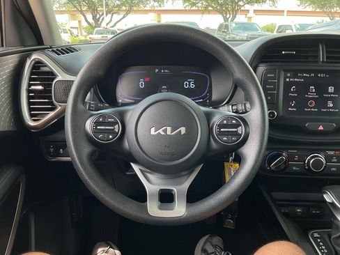 Used 2025 Kia Soul LX w/ LX Technology Package FWD image 23