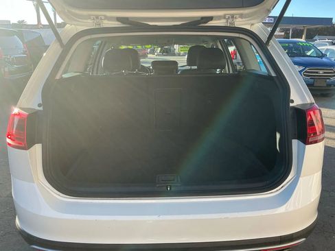 Used 2017 Volkswagen Golf Alltrack S image 26