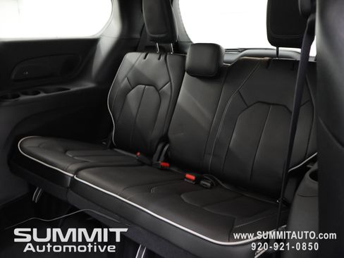 New 2027 Chrysler Pacifica Limited AWD/4WD image 10