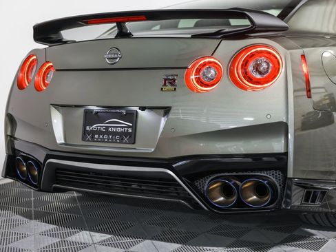 Used 2021 Nissan GT-R Premium image 8