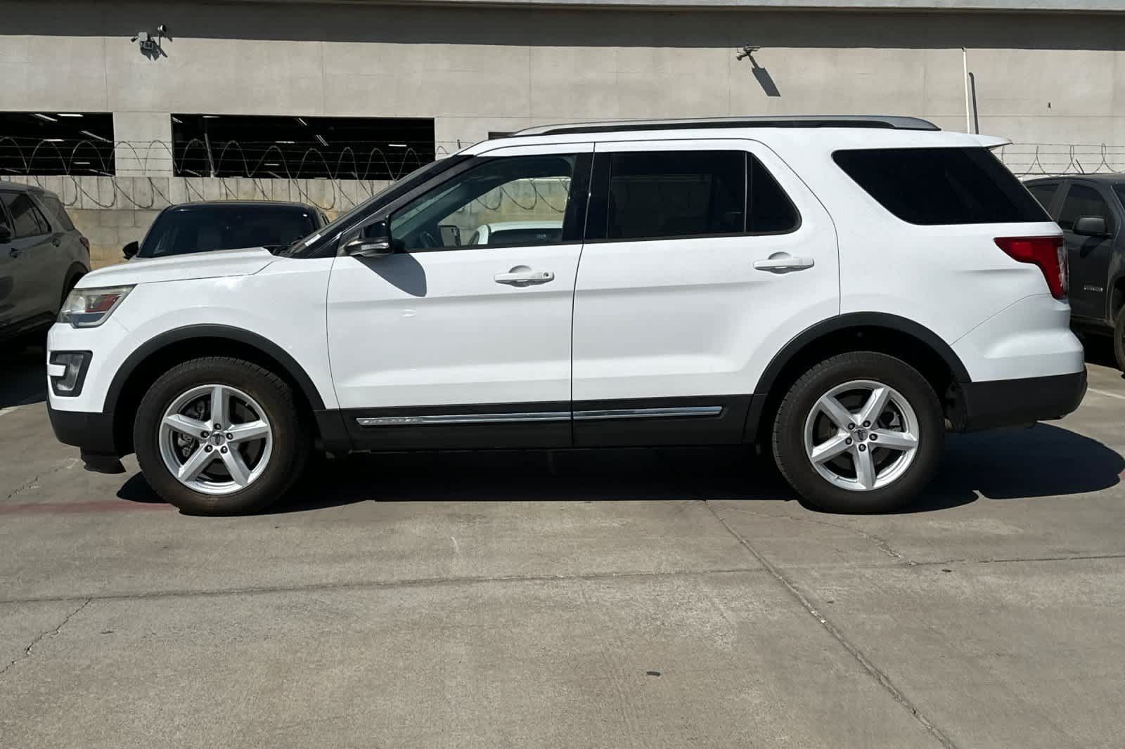 Used 2017 Ford Explorer XLT AWD/4WD image 6