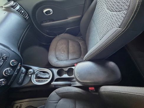 Used 2016 Kia Soul + image 10