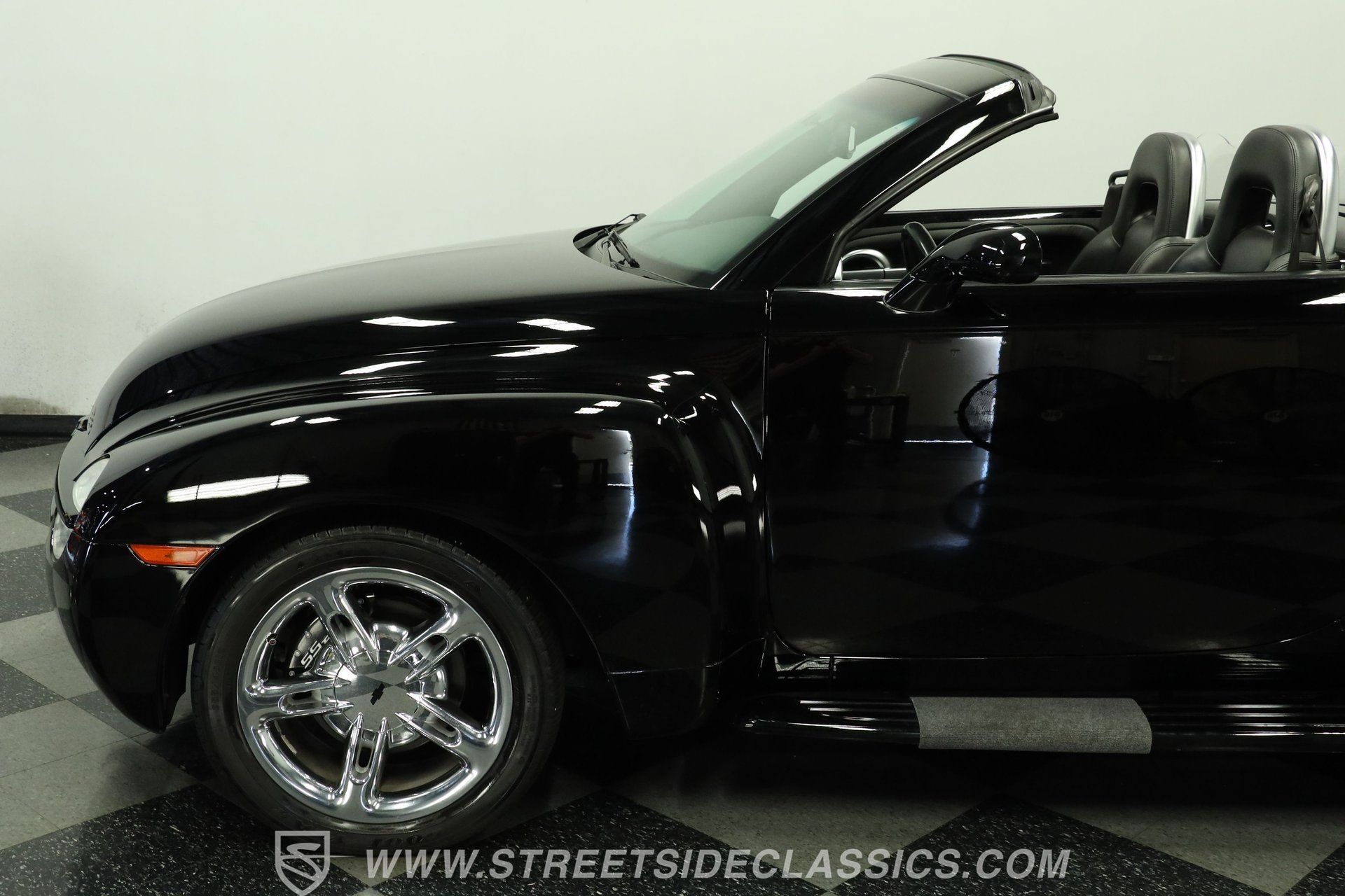 Used 2004 Chevrolet SSR w/ Preferred Equipment Group RWD image 23