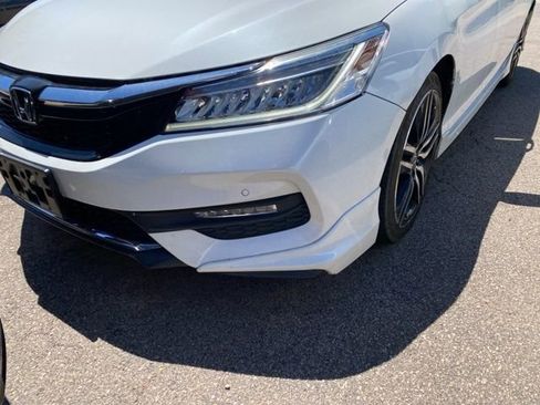 Used 2017 Honda Accord Touring image 2