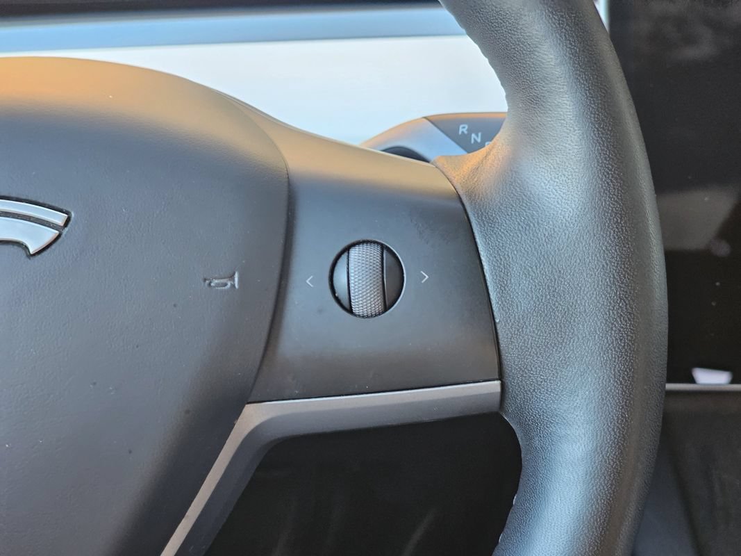 Used 2025 Tesla Model Y Long Range AWD/4WD image 25