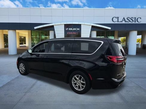Used 2025 Chrysler Pacifica Select FWD image 6