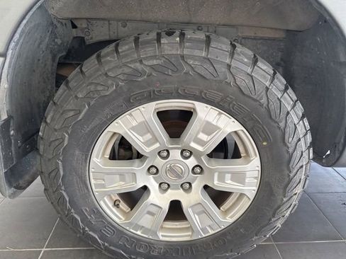 Used 2018 Nissan Titan SV w/ SV Convenience Package image 4