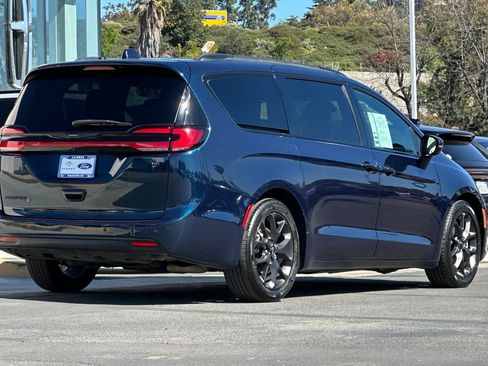 Used 2022 Chrysler Pacifica Touring-L w/ S Appearance Package image 3