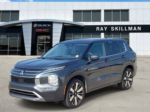 Used 2025 Mitsubishi Outlander SE AWD/4WD image 3