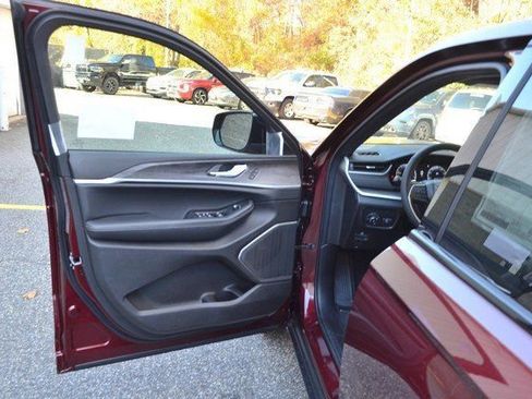 New 2025 Jeep Grand Cherokee Limited w/ Black Appearance Package image 12