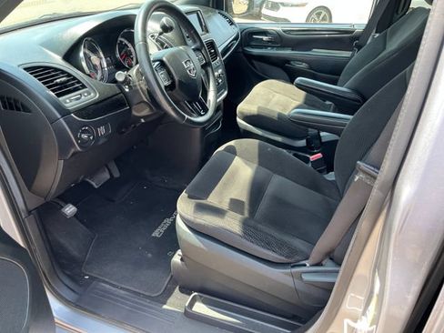 Used 2018 Dodge Grand Caravan SE FWD image 2
