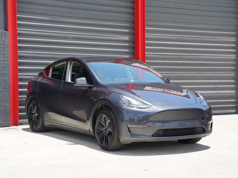 Used 2024 Tesla Model Y Long Range RWD image 3