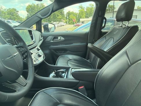 Used 2025 Chrysler Pacifica Limited FWD image 5