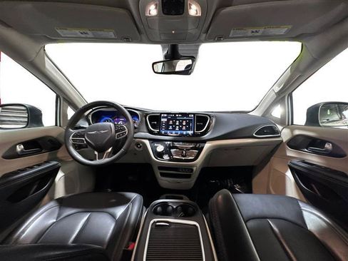Used 2023 Chrysler Pacifica Touring-L FWD image 14