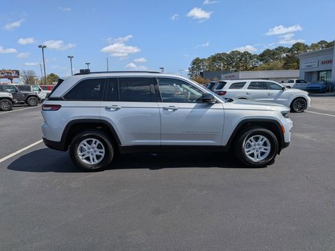 Certified 2024 Jeep Grand Cherokee Laredo image 2