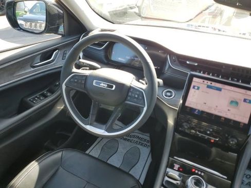Used 2023 Jeep Grand Cherokee Limited AWD/4WD image 17