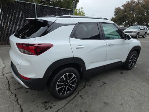 Used 2025 Chevrolet TrailBlazer LT FWD image 3