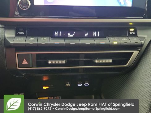 Used 2025 Toyota Camry SE image 28