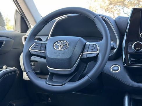 Used 2023 Toyota Highlander XLE image 37