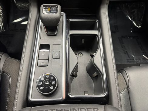 Used 2025 Nissan Pathfinder SL AWD/4WD image 21