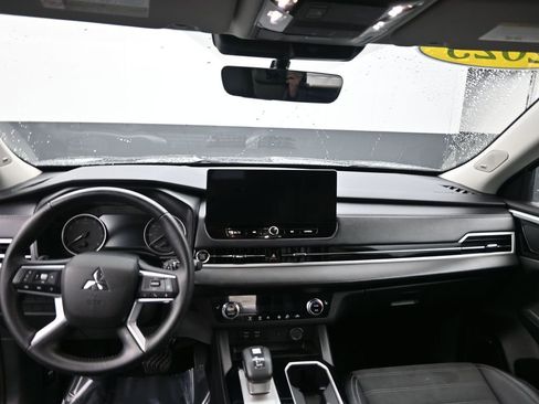 Used 2025 Mitsubishi Outlander SE image 29