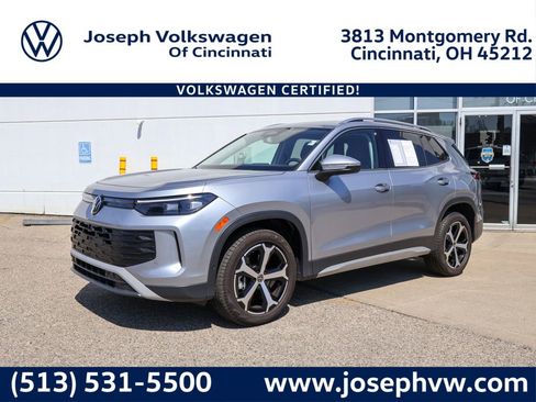 Used 2025 Volkswagen Tiguan SE image 1