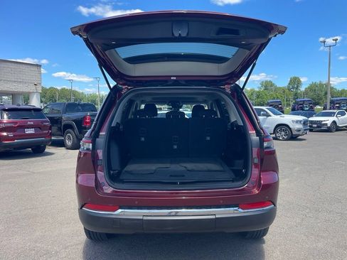 Used 2023 Jeep Grand Cherokee Laredo AWD/4WD image 11
