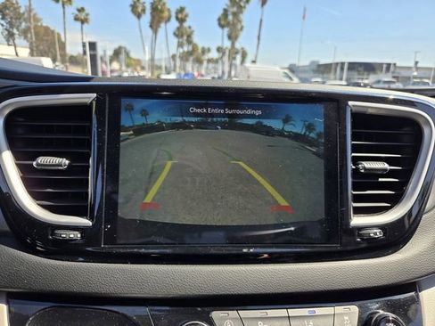 Used 2023 Chrysler Pacifica Touring-L image 10