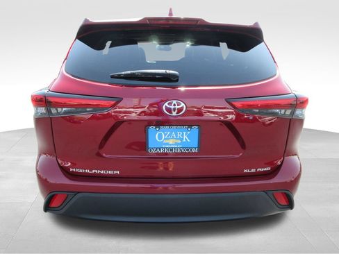 Used 2022 Toyota Highlander XLE AWD/4WD image 4