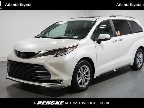 Used 2025 Toyota Sienna Limited image 1