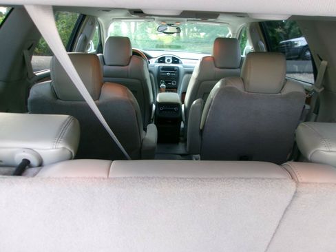 Used 2008 Buick Enclave CXL w/ Entertainment Package #2 FWD image 19