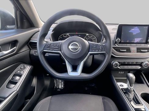 Used 2025 Nissan Altima 2.5 SV FWD image 6