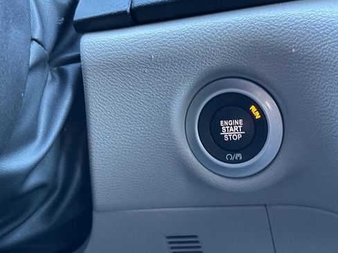 Used 2024 Chrysler Pacifica Touring-L image 25